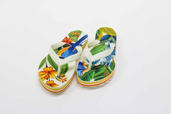 Sandalia Farm Estampa Arara Plastico Branco - Imagem 2