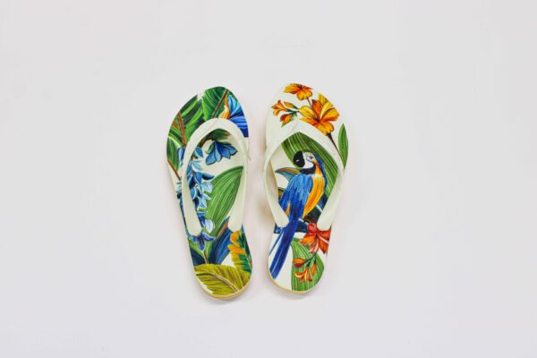 Sandalia Farm Estampa Arara Plastico Branco - Imagem 3