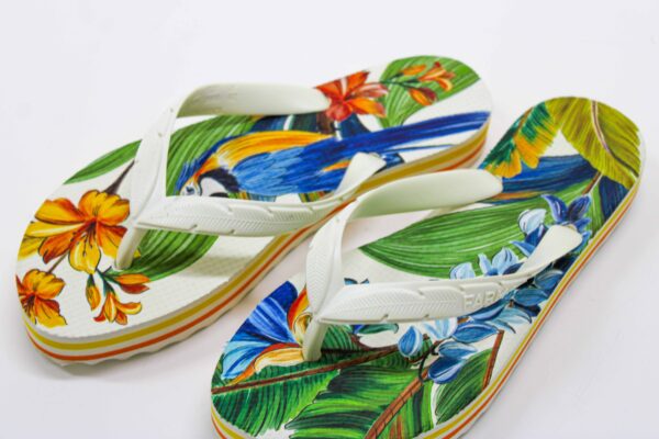 Sandalia Farm Estampa Arara Plastico Branco